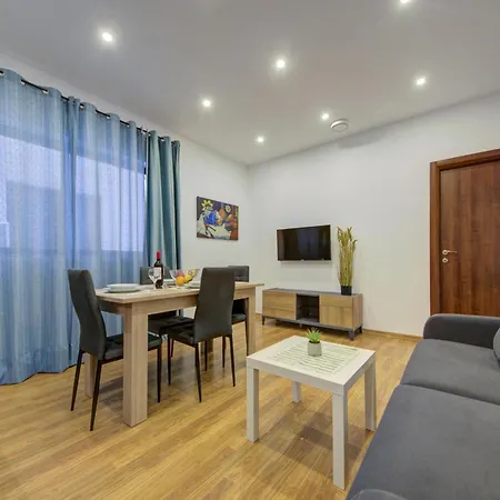 Apartment Modern In Centre Walk To Seafront, Wifi & Ac *