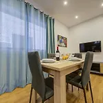Modern In Centre Walk To Seafront, Wifi & Ac Apartment *
