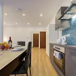 Apartment Modern In Centre Walk To Seafront, Wifi & Ac