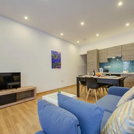 Apartment Modern In Centre Walk To Seafront, Wifi & Ac