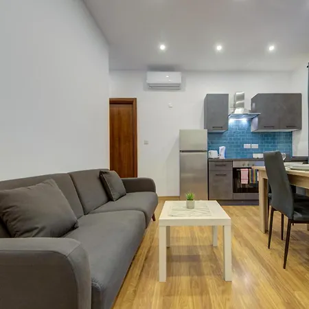 Appartement Modern In Centre Walk To Seafront, Wifi & Ac *